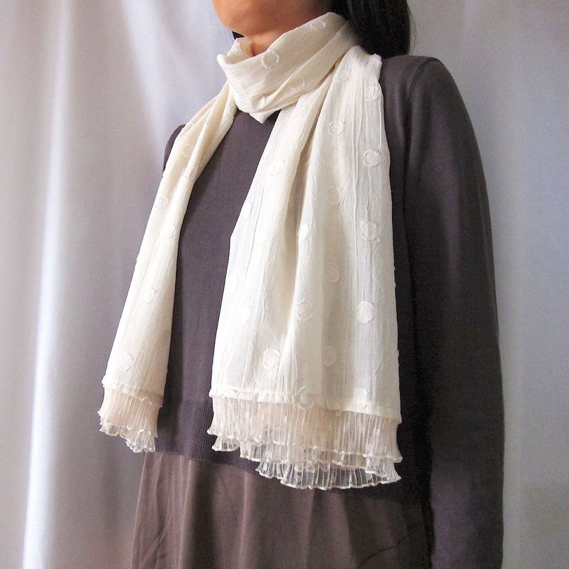 褶皱薄纱下摆 立体圆点图案 纯棉水洗加工围巾 白色 - 围巾/披肩 - 棉．麻 白色