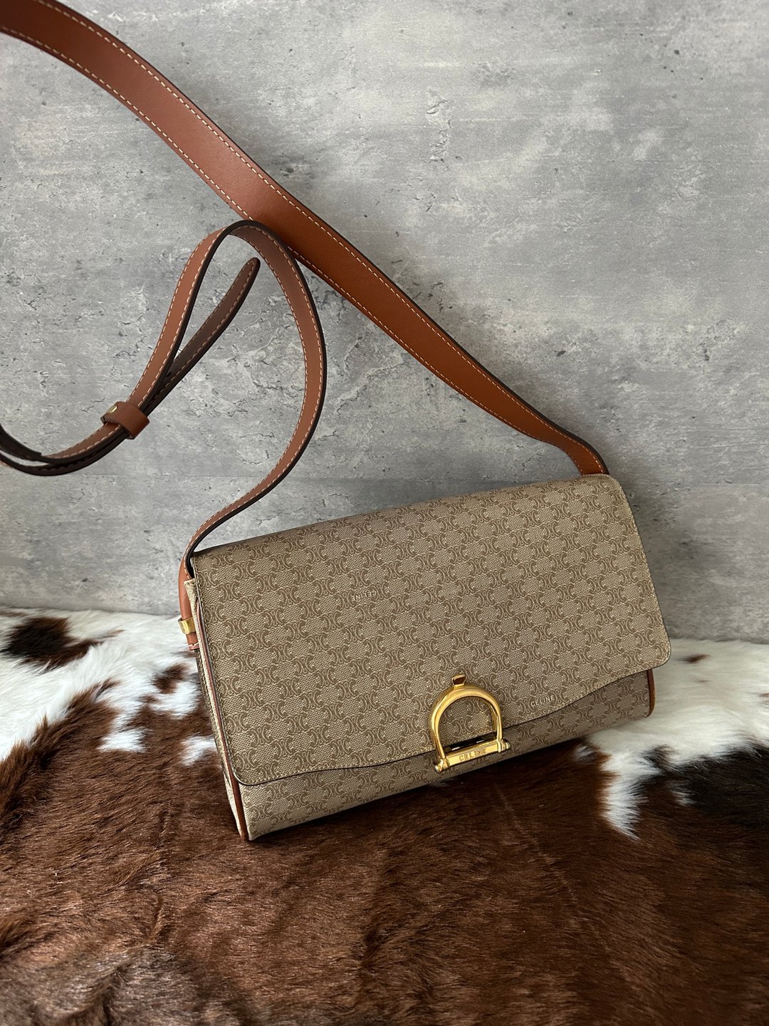 中古包 CELINE 思琳 老花马蹄扣马鞍包 - 手提包/手提袋 - 其他材质 卡其色