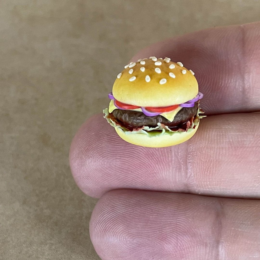 Miniature burger for a dollhouse. Fast food made of polymer clay - 玩偶/公仔 - 粘土 多色