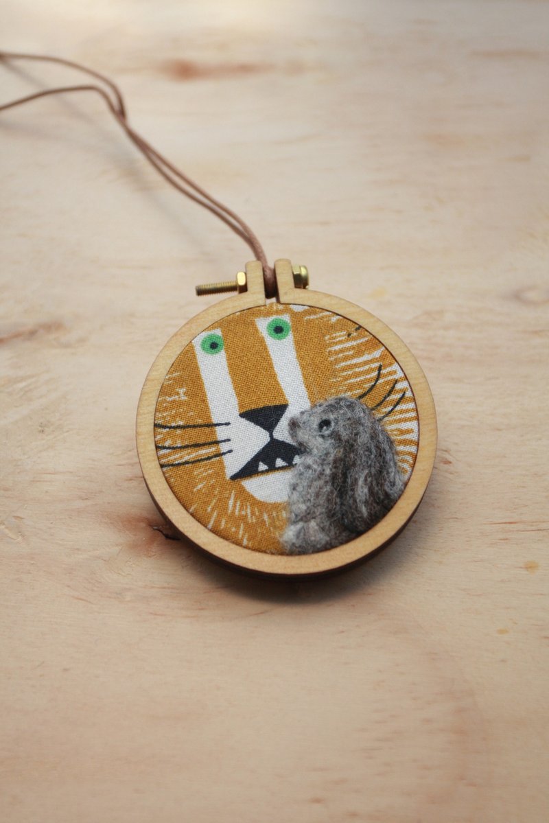 狮子与兔兔羊毛针毡项链/胸针两用饰物 - 项链 - 羊毛 橘色