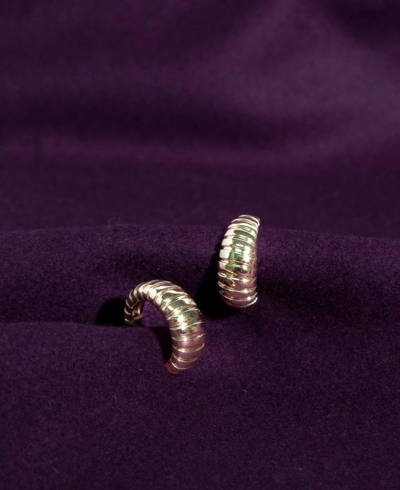 Maeve 欧美麻花纹C型耳环 | 复古首饰系列 | Sachelle Collective - 耳环/耳夹 - 贵金属 金色