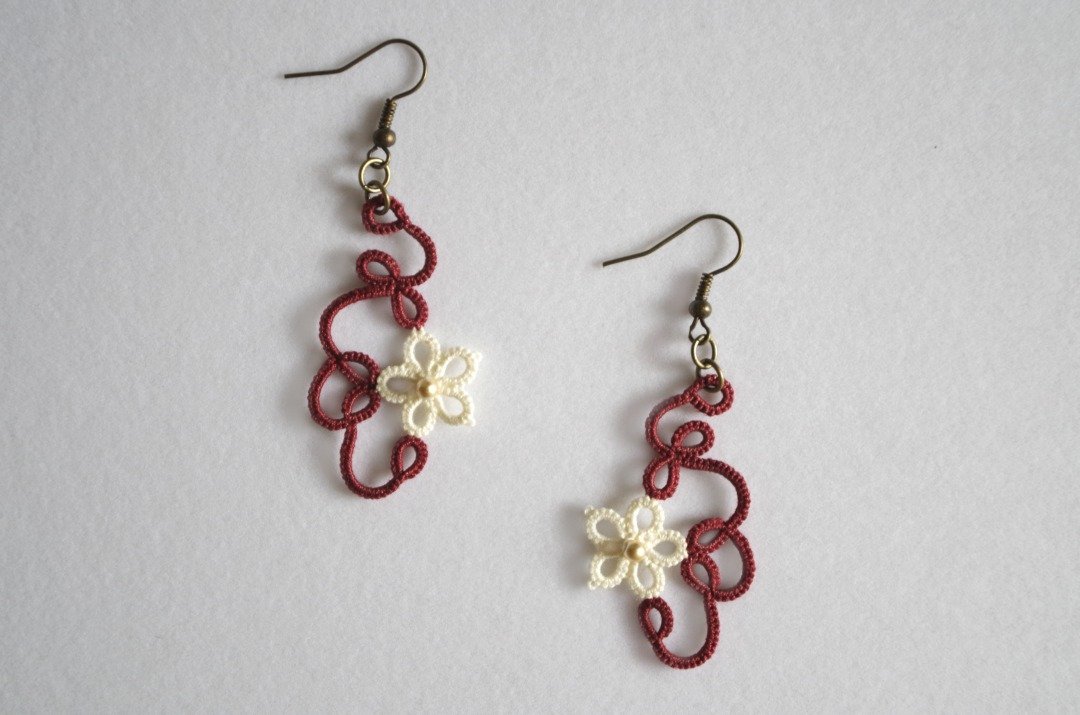 [Made-to-order] Tatting lace botanical earrings, peony color - 耳环/耳夹 - 棉．麻 红色
