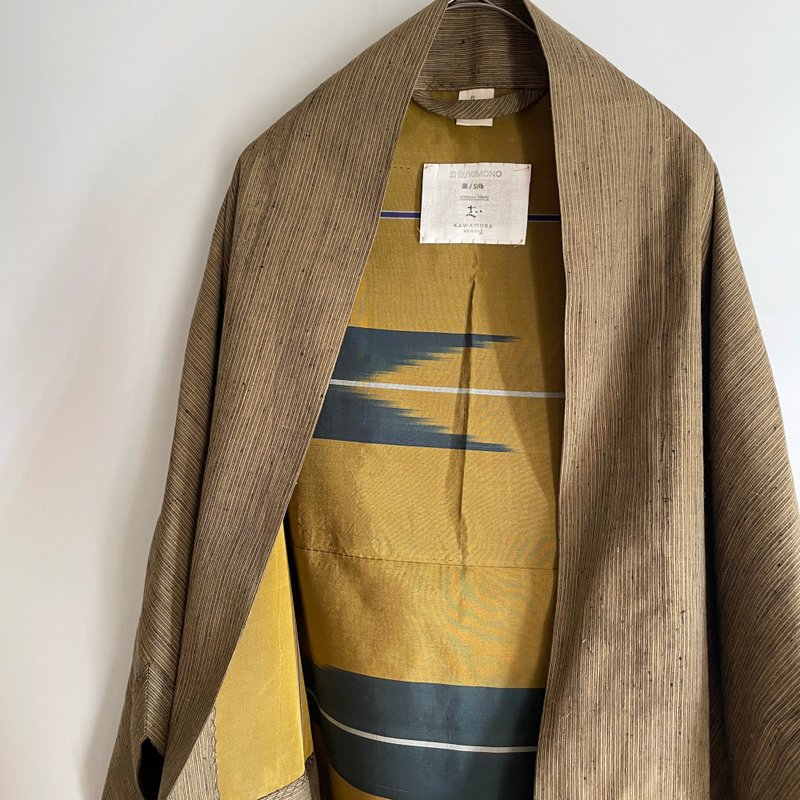【独一无二】三角羽织 附里布・胸针 - 丝绸 和服布料 䌷织 浅茶色 & 丝绸 和服布料 芥末黄色带深绿色矢絣图案 - 女装上衣 - 丝．绢 卡其色