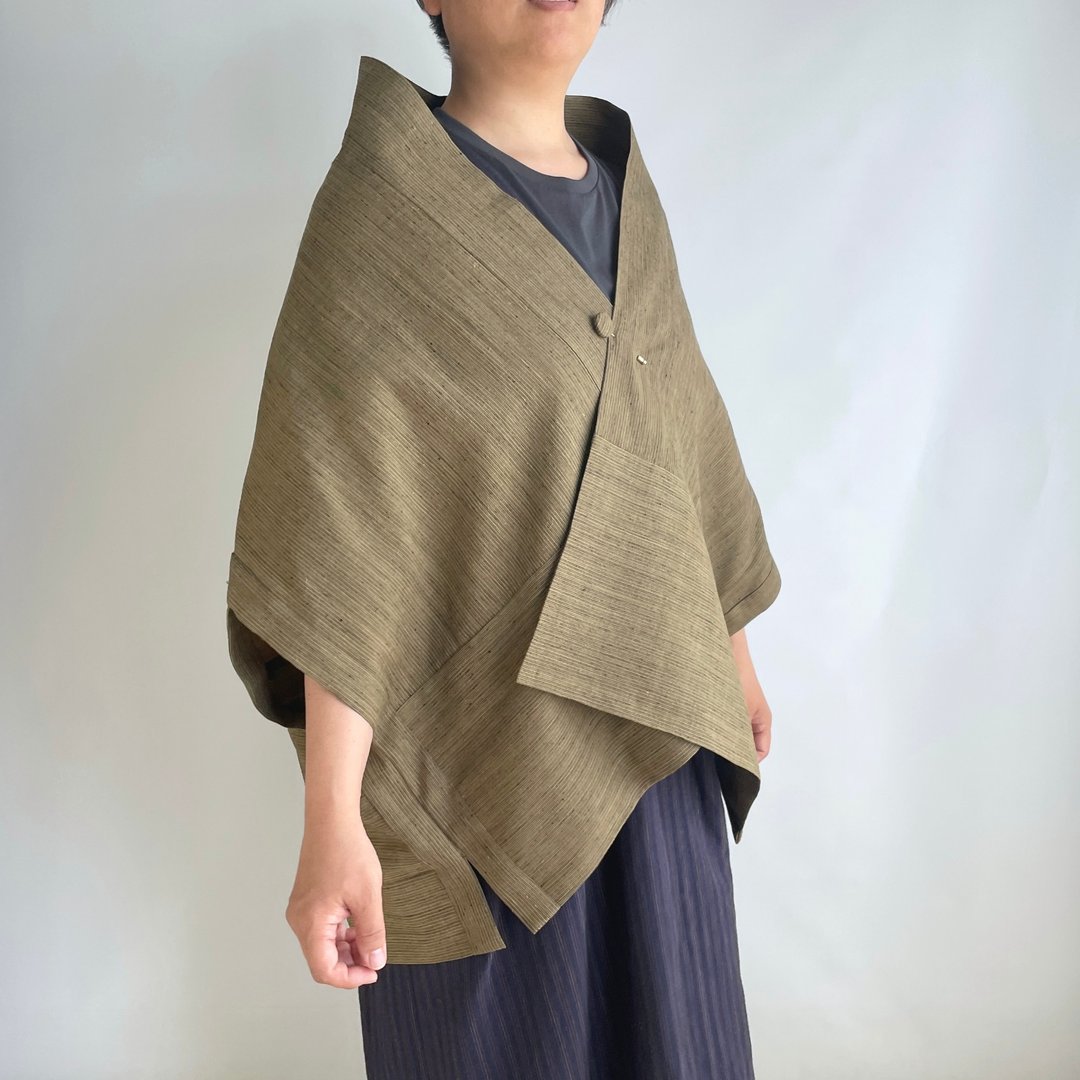 【独一无二】附内里与胸针的三角形羽织 - 丝质和服布料 浅褐色䌷 & 丝质和服布料 芥末黄佐深绿矢絣纹 - 女装上衣 - 丝．绢 卡其色