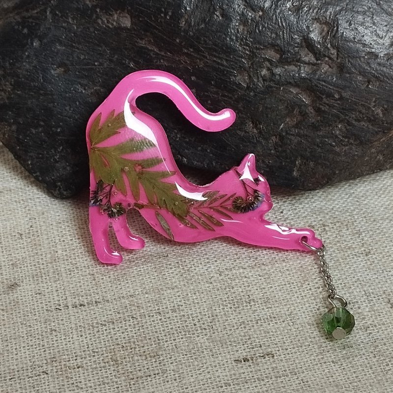 粉红猫别针。带绿叶的粉红猫胸针。手工制作的树脂胸针。 - 胸针 - 树脂 粉红色