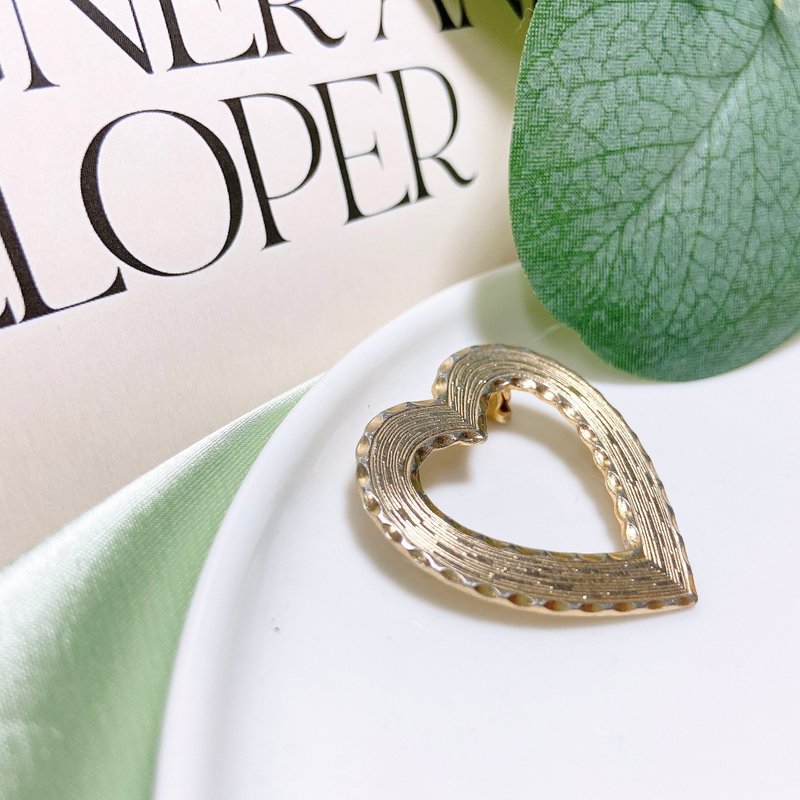 【西洋古董饰品】木质纹理雕花 折纹 爱心美丽 祝福胸章 胸针 - 胸针 - 贵金属 金色