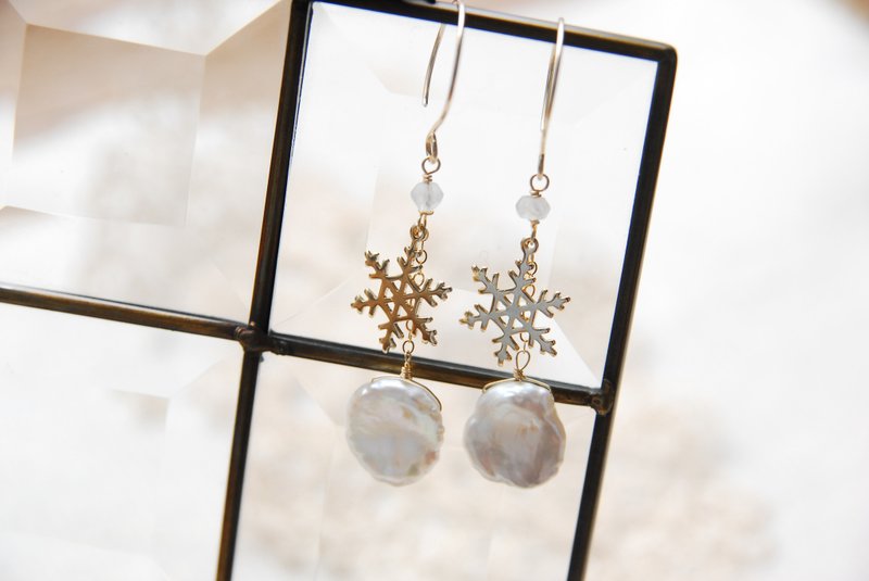 Snow charm and keshipearl swaying earrings 14kgf - 耳环/耳夹 - 珍珠 白色