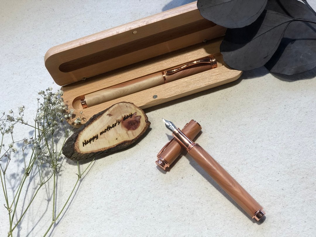 毕业礼物 定制化 粉红香氛系列 皇手制作 文青风台湾龙柏钢笔 - 钢笔 - 木头 粉红色