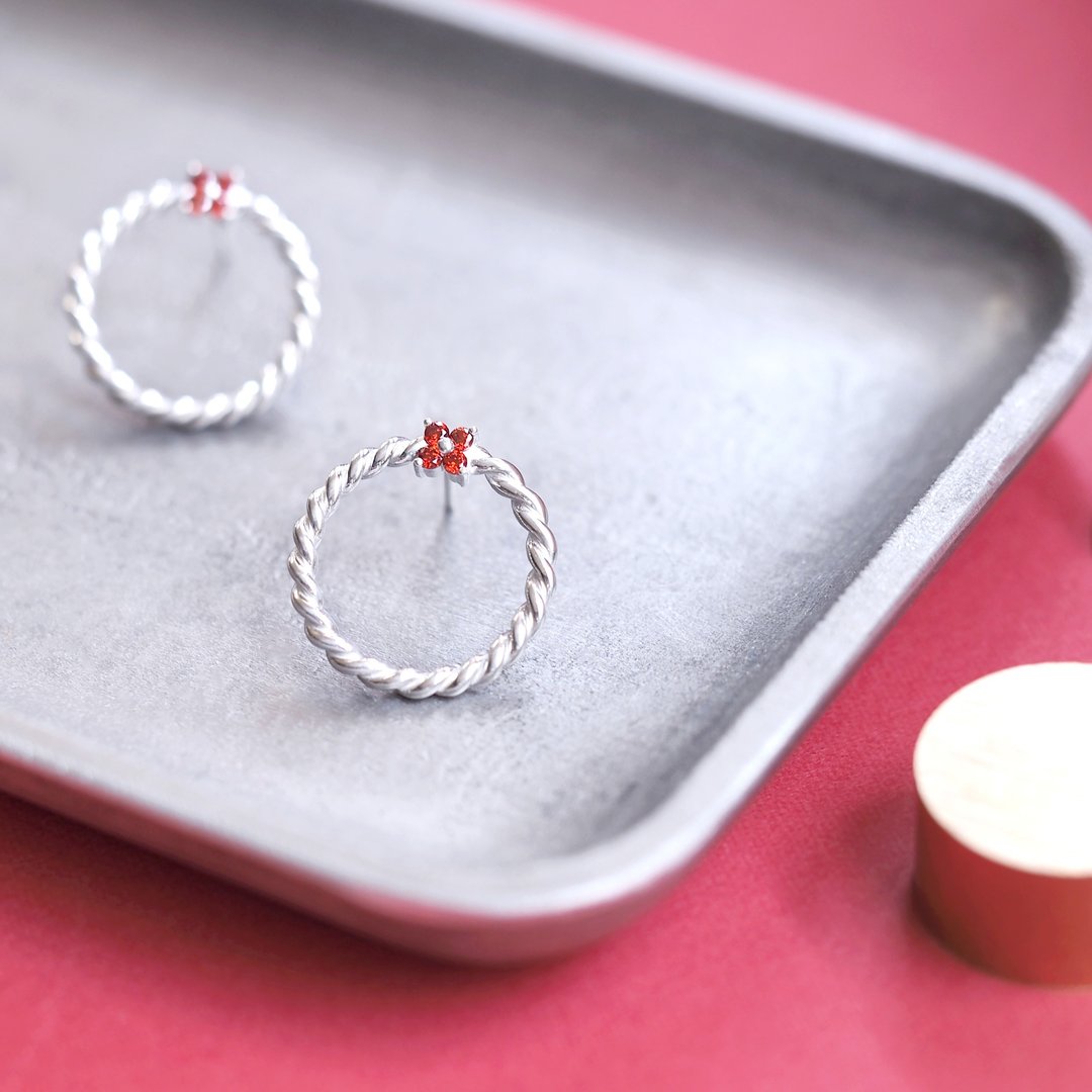 Garnet Flower Wreath Earrings Silver 925 - 耳环/耳夹 - 其他金属 红色