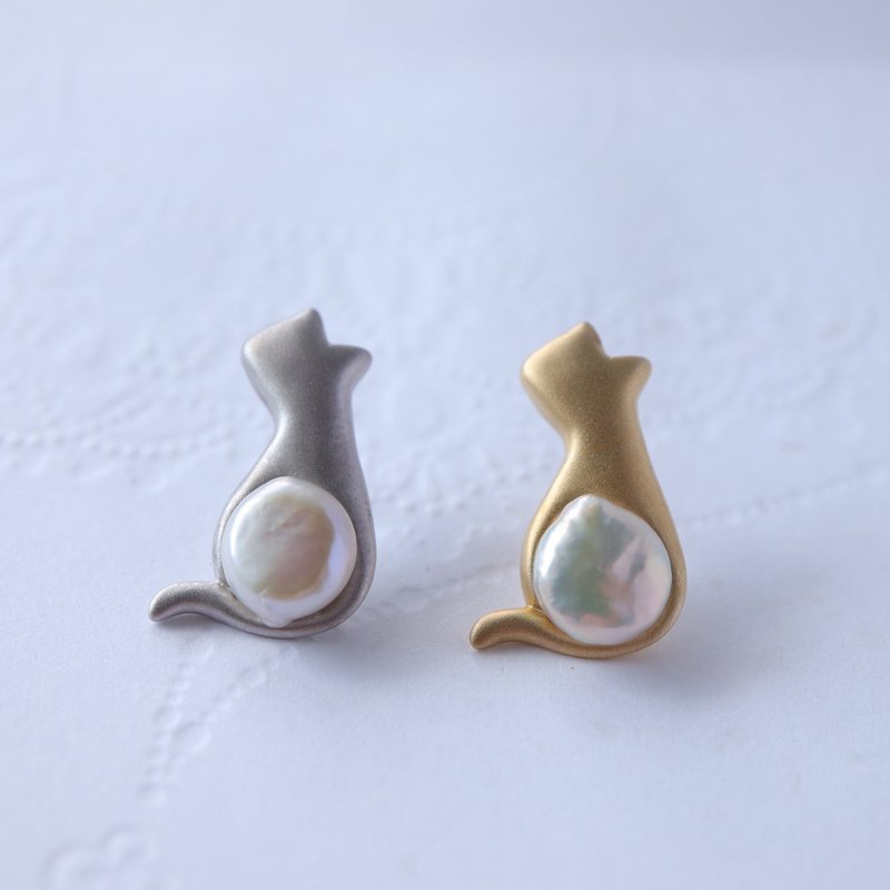 猫咪胸针 淡水珍珠与银制的坐姿猫咪 - 胸针 - 珍珠 白色