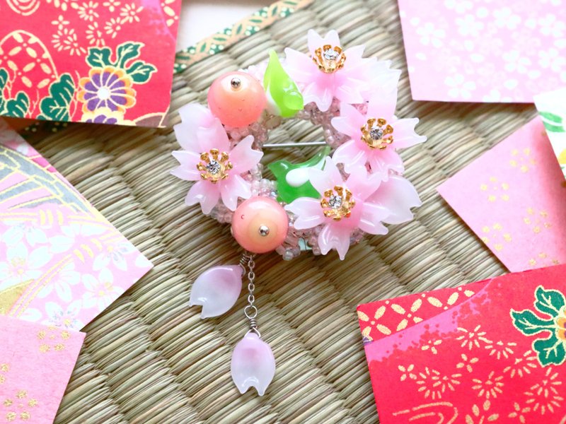 桜日和　ろ　　ブローチ さくら 満開 ピンク 小鳥 メジロ 目白 一点もの 1点もの sakura bird wreath brooch 瑠璃玉 琉璃珠 玻璃玉 - 胸针 - 玻璃 粉红色