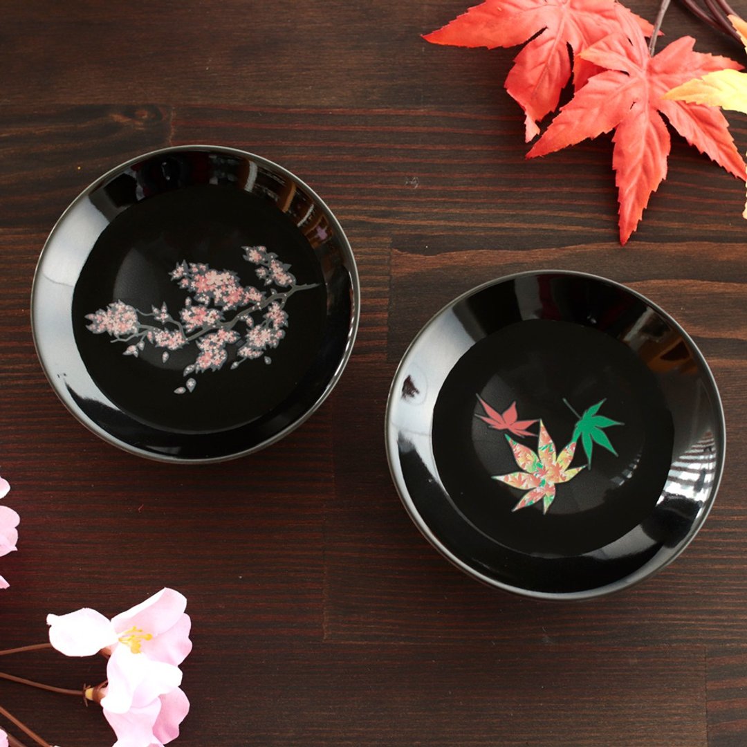 Warm feeling cherry blossoms and autumn leaves black flat bowl pair set - 酒杯/酒器 - 瓷 黑色