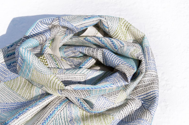 母亲节礼物礼物 新年礼物 生日礼物 情人节礼物 限量一件 手缝刺绣丝绸丝巾 / 彩色刺绣丝巾 / 手工刺绣丝绸围巾 / 手缝丝质围巾 - 蓝天绿地风景 重工刺绣 - 丝巾 - 丝．绢 多色