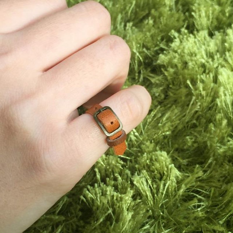 Small genuine leather belt ring ｜ Chocolate - 戒指 - 真皮 咖啡色