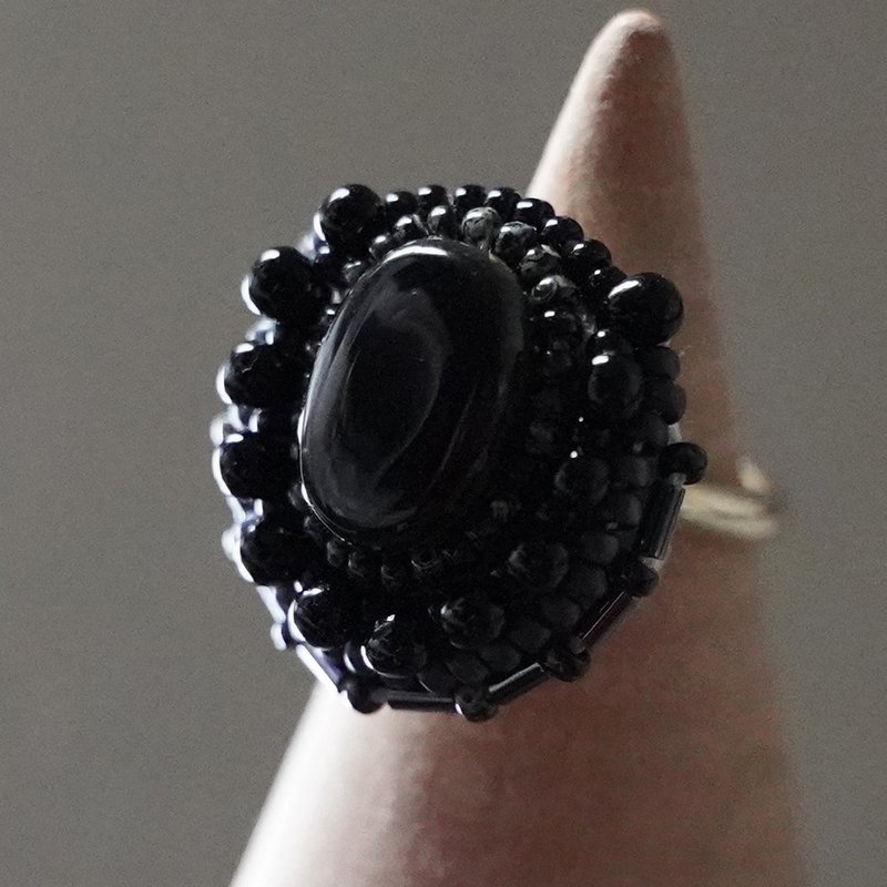 Talkative Ring 106 Free Size Bead Embroidery Ring Black Oburi Ring Dark - 戒指 - 塑料 黑色