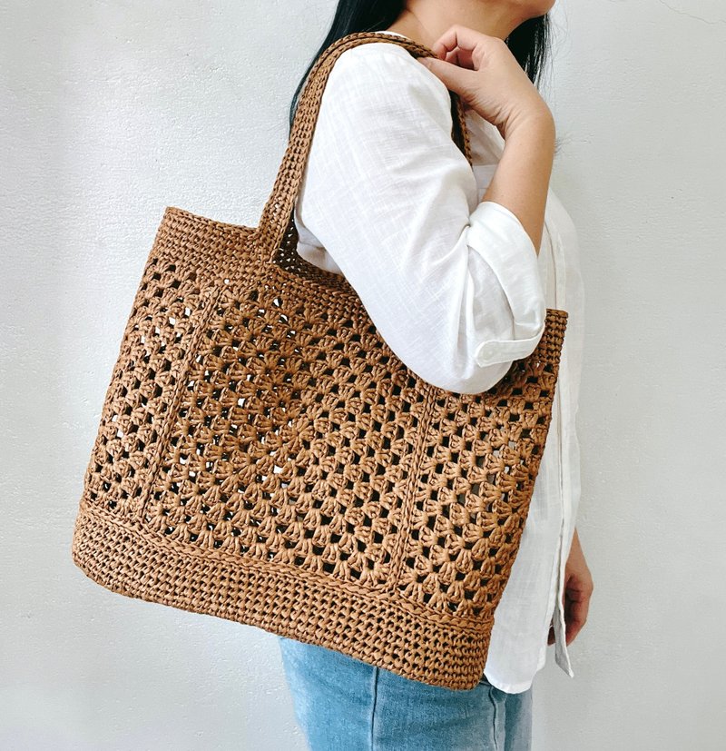 镂空感拉菲草手钩编织袋—经典驼色 - 手提包/手提袋 - 环保材料 