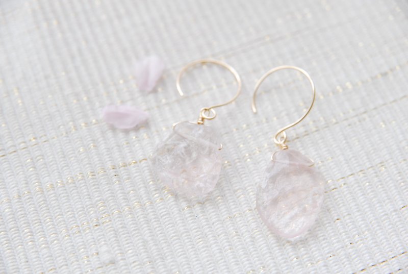 ラフロックローズクォーツの桜の花びらピアス　no.1 １４kgf - 耳环/耳夹 - 水晶 粉红色