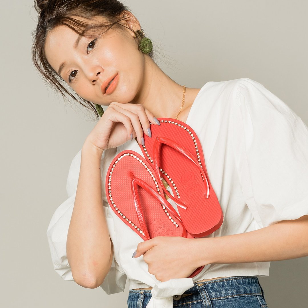 女生璀璨水钻细带夹脚拖鞋 质感钻链人字凉拖鞋 面钻系列 玫瑰红 - 拖鞋 - 橡胶 红色