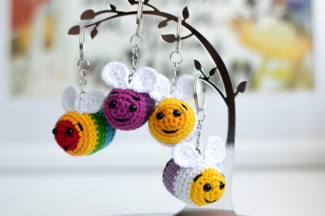 Keychain crocheted bee, LGBTQ Pride Flags, Gay, Lesbian, NonBinary, Bisexual - 钥匙链/钥匙包 - 棉 多色