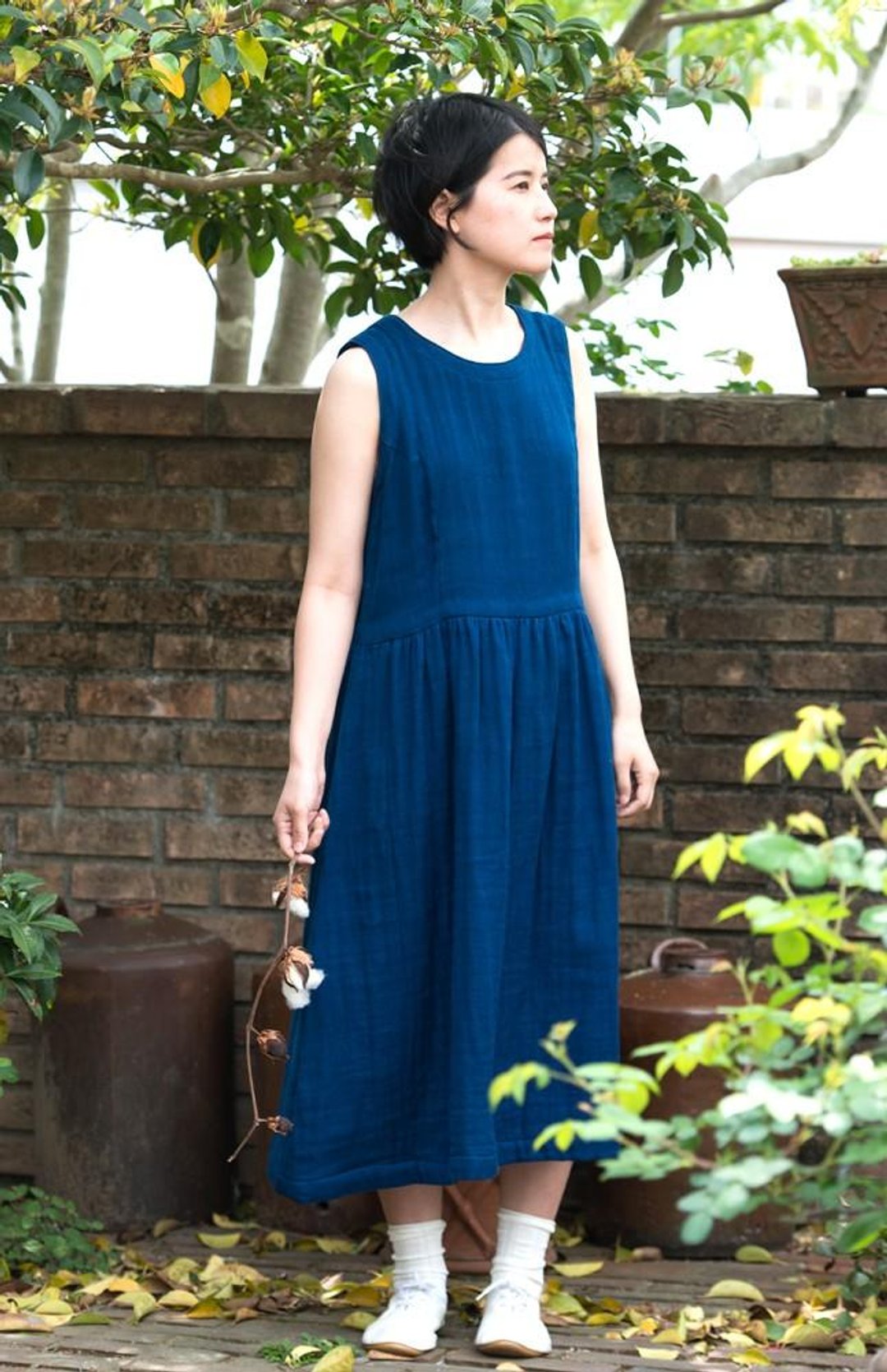 Sleeveless gather dress [organic cotton indigo dyed gauze] - 洋装/连衣裙 - 棉 蓝色