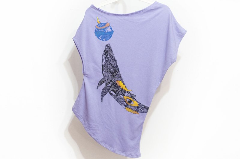 女装 夏装 秋装个性不规则斜肩T 不规则设计上衣-潜出水面的鲸鱼 - 女装上衣 - 棉．麻 紫色