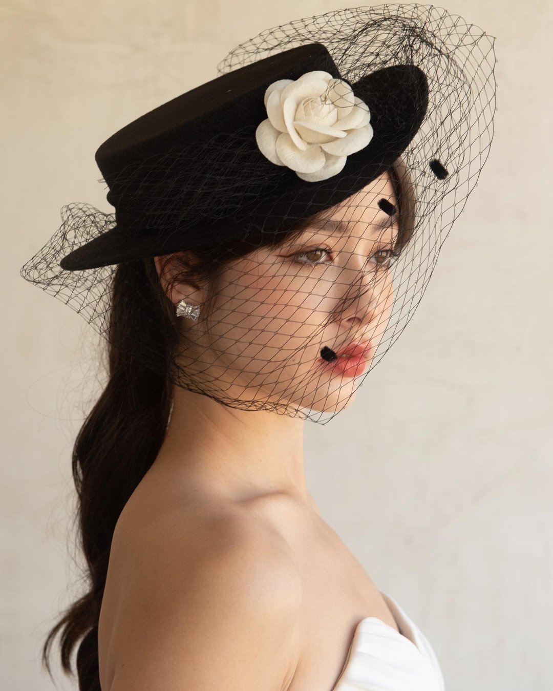 Balck net with white camellia - 帽子 - 其他材质 白色