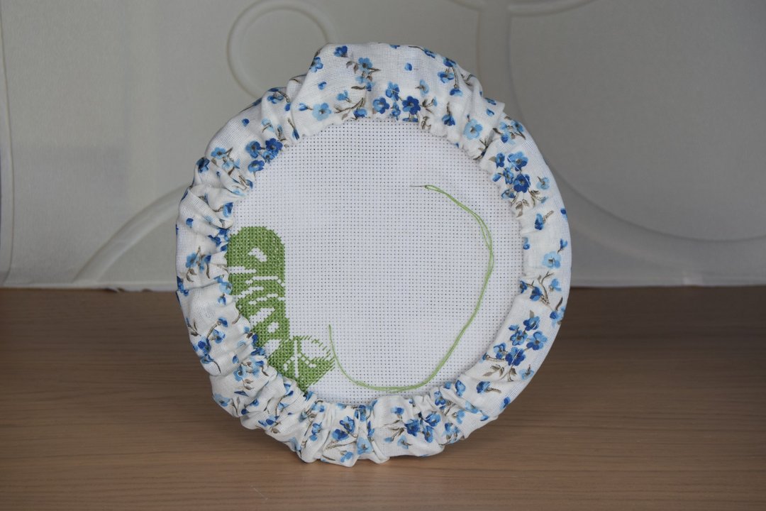Cute Cross stitch hoop Grime guard with name embroidery flowers cross stitch kit - 收纳用品 - 其他材质 绿色