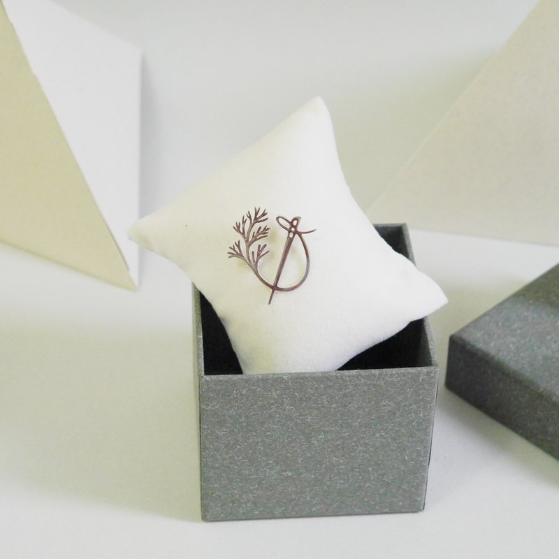 杉叶 品牌纯银胸针 - 胸针 - 其他金属 银色