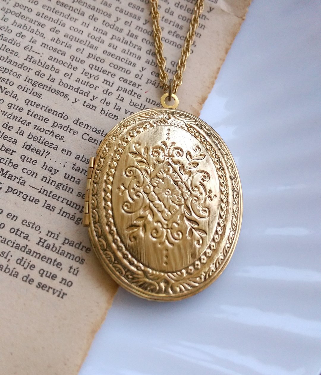 椭圆 金色雕纹 locket 项链坠。西洋古董饰品 - 项链 - 其他材质 紫色