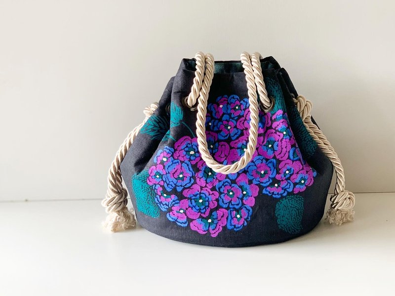 Hand-painted French Linen marine bag Hydrangea and wheat black - 手提包/手提袋 - 棉．麻 黑色