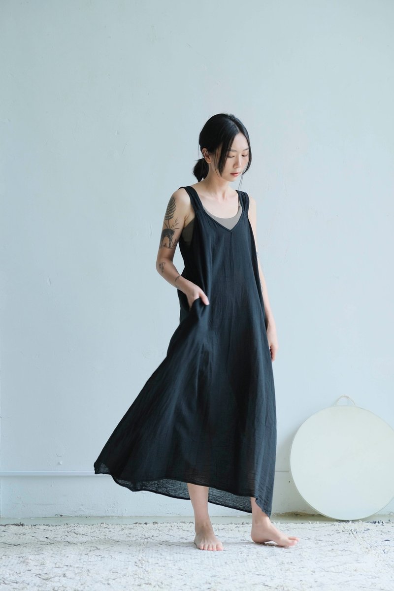 宽肩带洋装 / 慕斯布 黑 - 洋装/连衣裙 - 棉．麻 黑色
