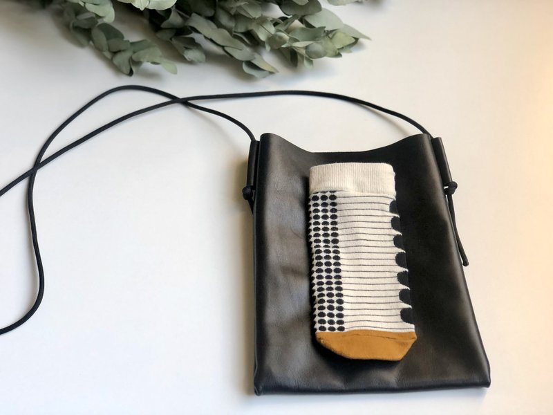 socks shoulder bag・black / bag / upcycle / recycle - 侧背包/斜挎包 - 真皮 黑色