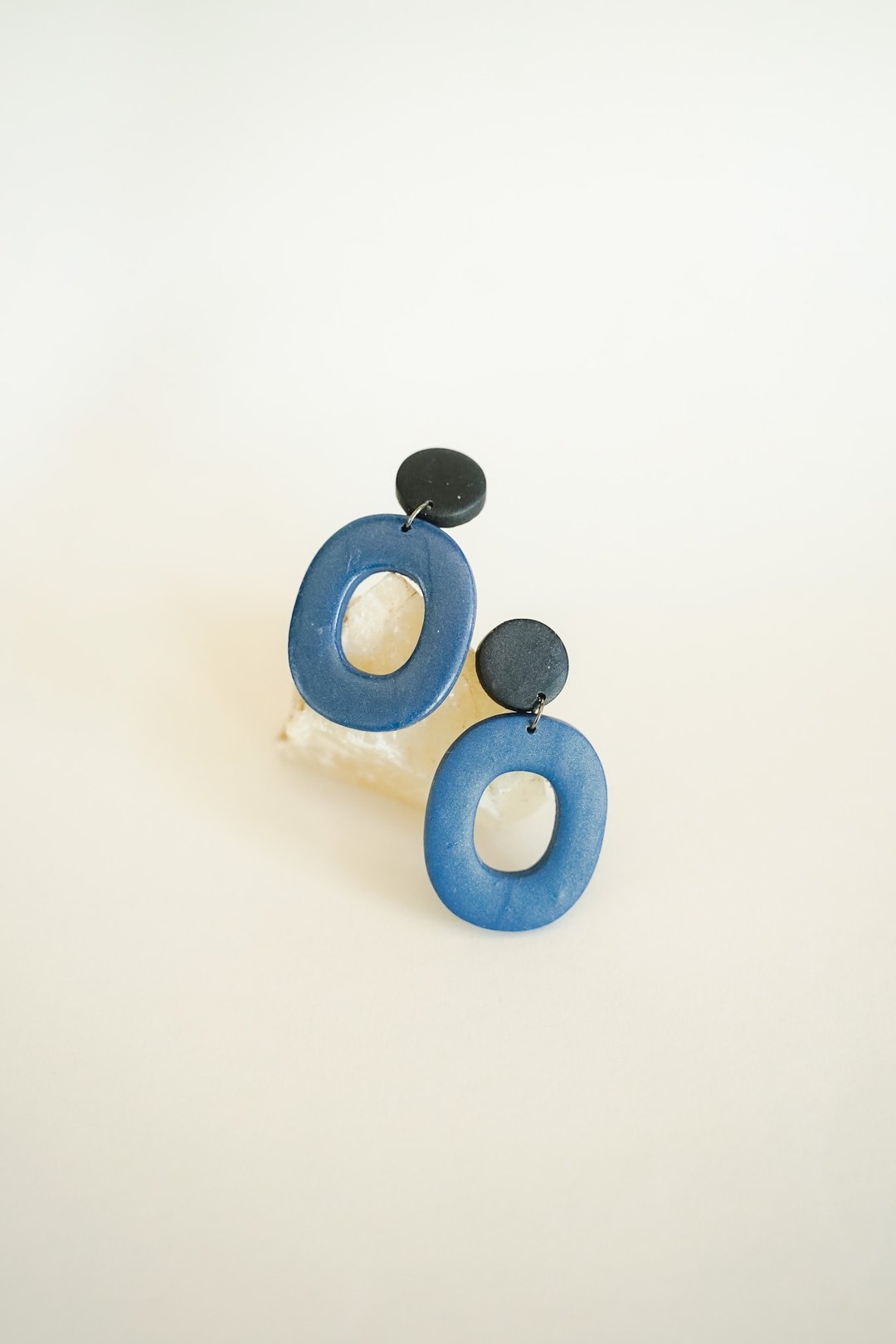 Dark blue Mirri earrings - 耳环/耳夹 - 树脂 蓝色