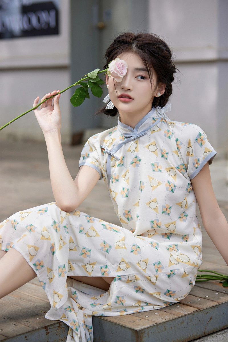 白底兔子印花 雪紡少女修身旗袍 新中式中秋春節改良連身裙洋裝 - 旗袍 - 其他人造纤维 白色