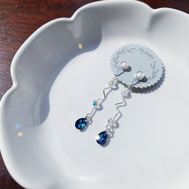 YLANG【纯粹】水滴造型耳环Swarovski水晶/艺术铜线 - 耳环/耳夹 - 其他金属 多色