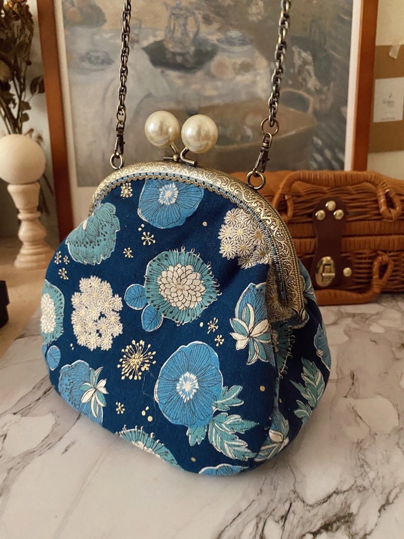 刺绣感蓝系小花珍珠口金提袋 - 侧背包/斜挎包 - 棉．麻 蓝色