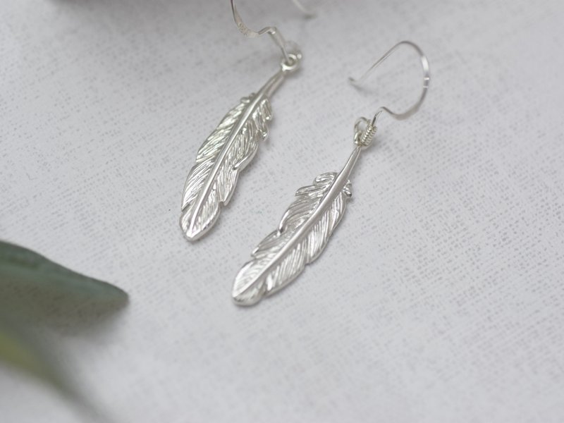 羽毛 | 垂坠耳环 925纯银 K金 立体 手工银饰 情人礼物 - 耳环/耳夹 - 纯银 银色