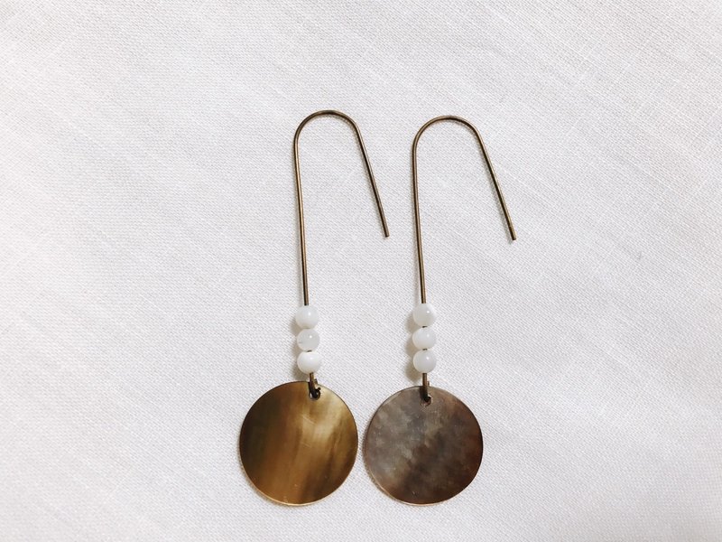 贝壳圆片白色贝壳珠黄铜长挂耳环 - 耳环/耳夹 - 宝石 卡其色