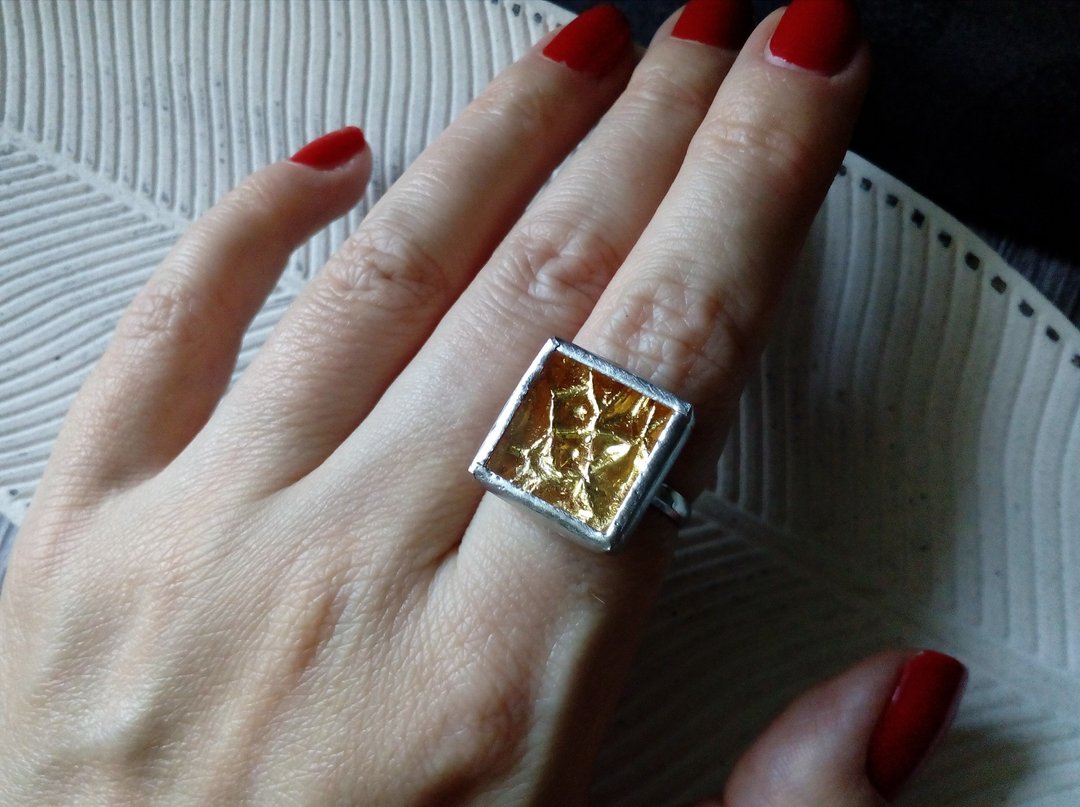Golden potal squar stained glass ring. sunshine summer ring tin soldered 幾何 壓花玻璃 - 戒指 - 玻璃 金色
