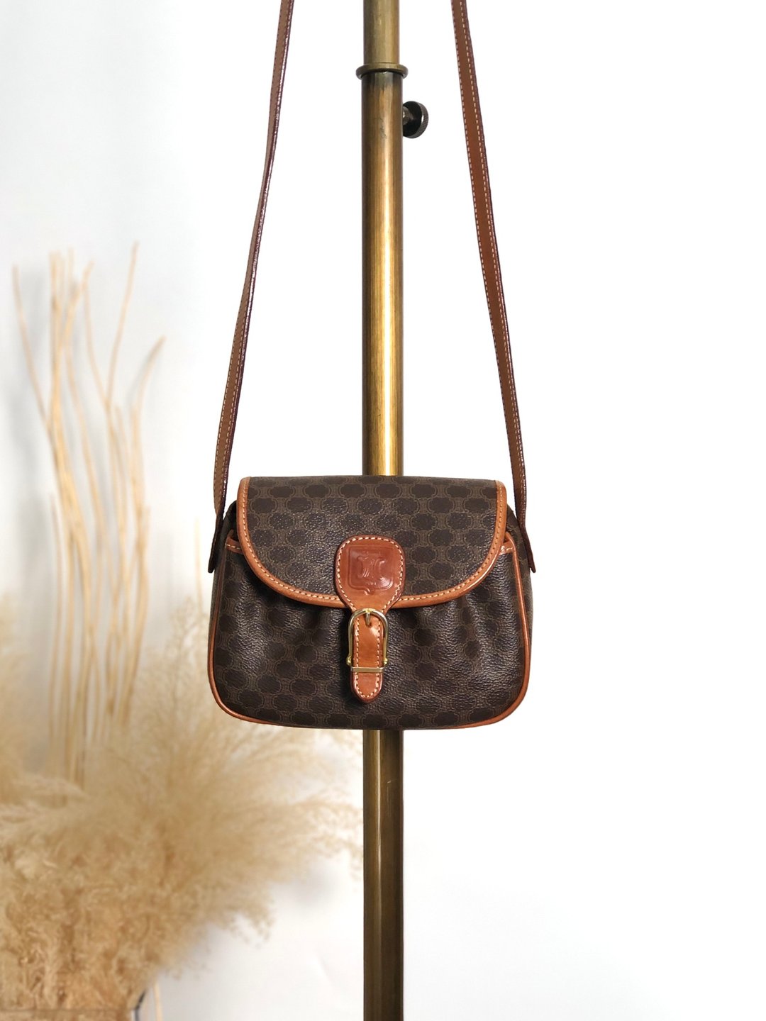 【VintageShop solo 日本直送中古包专卖店】CELINE 经典马车图腾 腋下包 棕色 压印标志 翻盖扣饰 PVC 皮革 迷你包 gzgnsp - 侧背包/斜挎包 - 防水材质 咖啡色