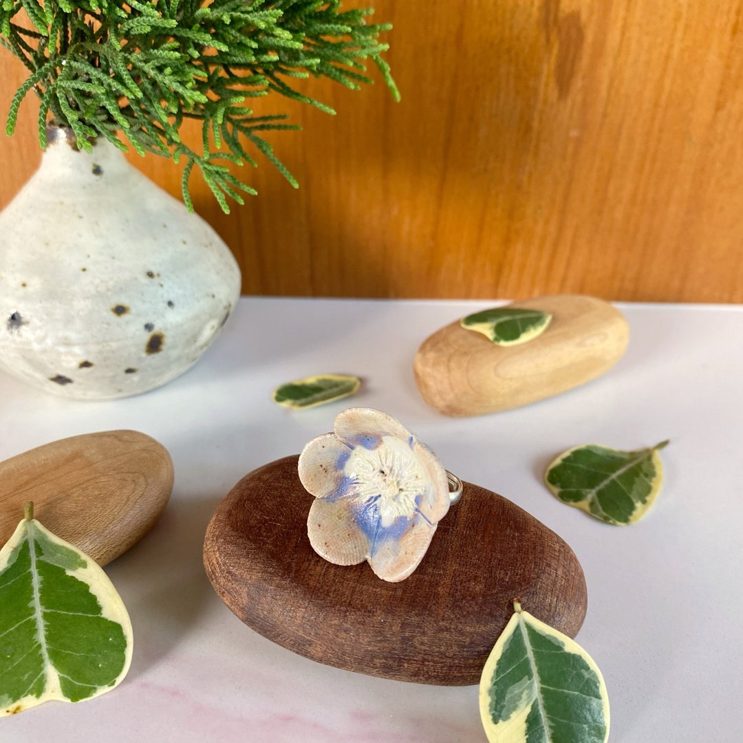 花朵戒指 (款号 16) / ceramic ring / handmade - 戒指 - 陶 白色