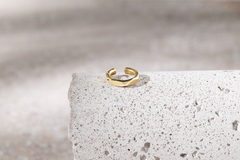 六角黄铜耳扣 Hex Brass EarCuff - 耳环/耳夹 - 铜/黄铜 金色