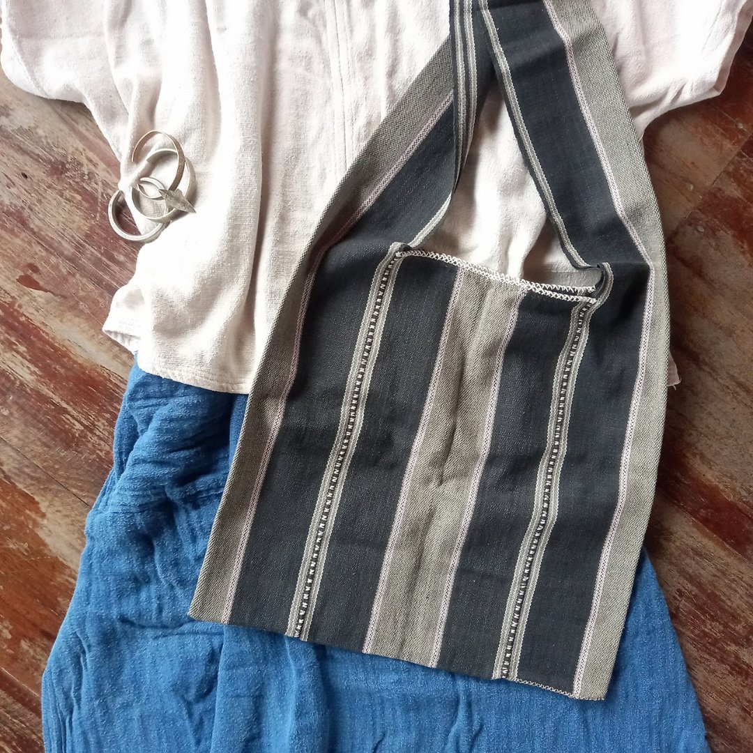 Karen hand-woven shoulder bag / dark gray x moss green / plant dyed cotton, hand-sewn / one-of-a-kind one of a kind / tie / fair trade - 侧背包/斜挎包 - 棉．麻 灰色