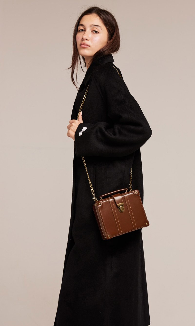 FIOAN MINI 焦糖色 英伦牛皮复古侧肩背 小行李箱 迷你链条包 - 侧背包/斜挎包 - 真皮 黑色