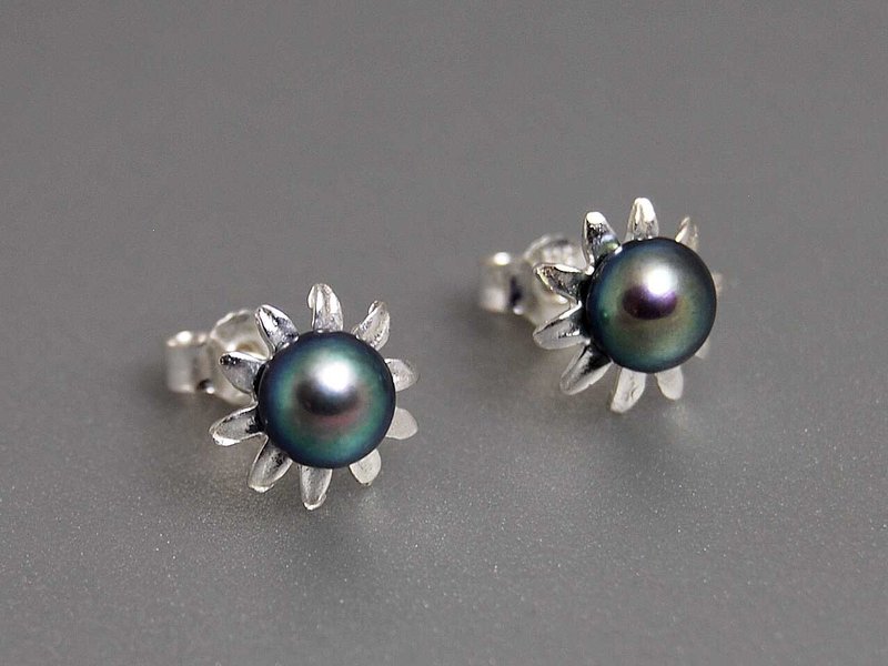 【925纯银】六月生日石婚礼典雅花朵型耳钉 黑珍珠 深海 Deep Ocean 简约优雅创意设计生日礼物 E028 | 希腊原创手工饰品 This and That - 耳环/耳夹 - 其他金属 白色