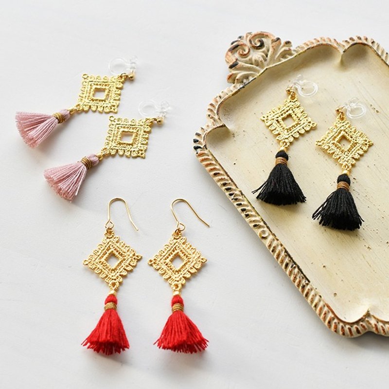Lace motif tassel earrings - 耳环/耳夹 - 其他金属 黑色