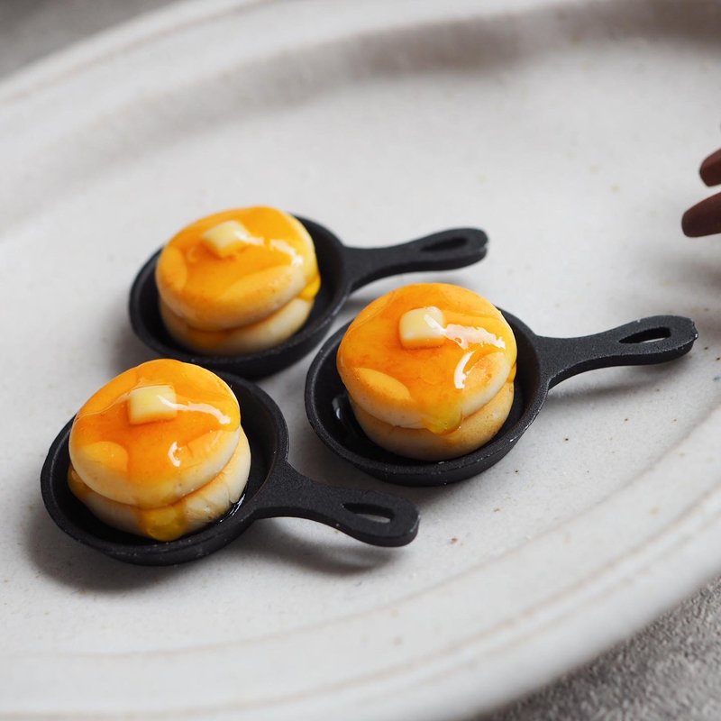 miniature bread / pancake - 胸针 - 粘土 红色