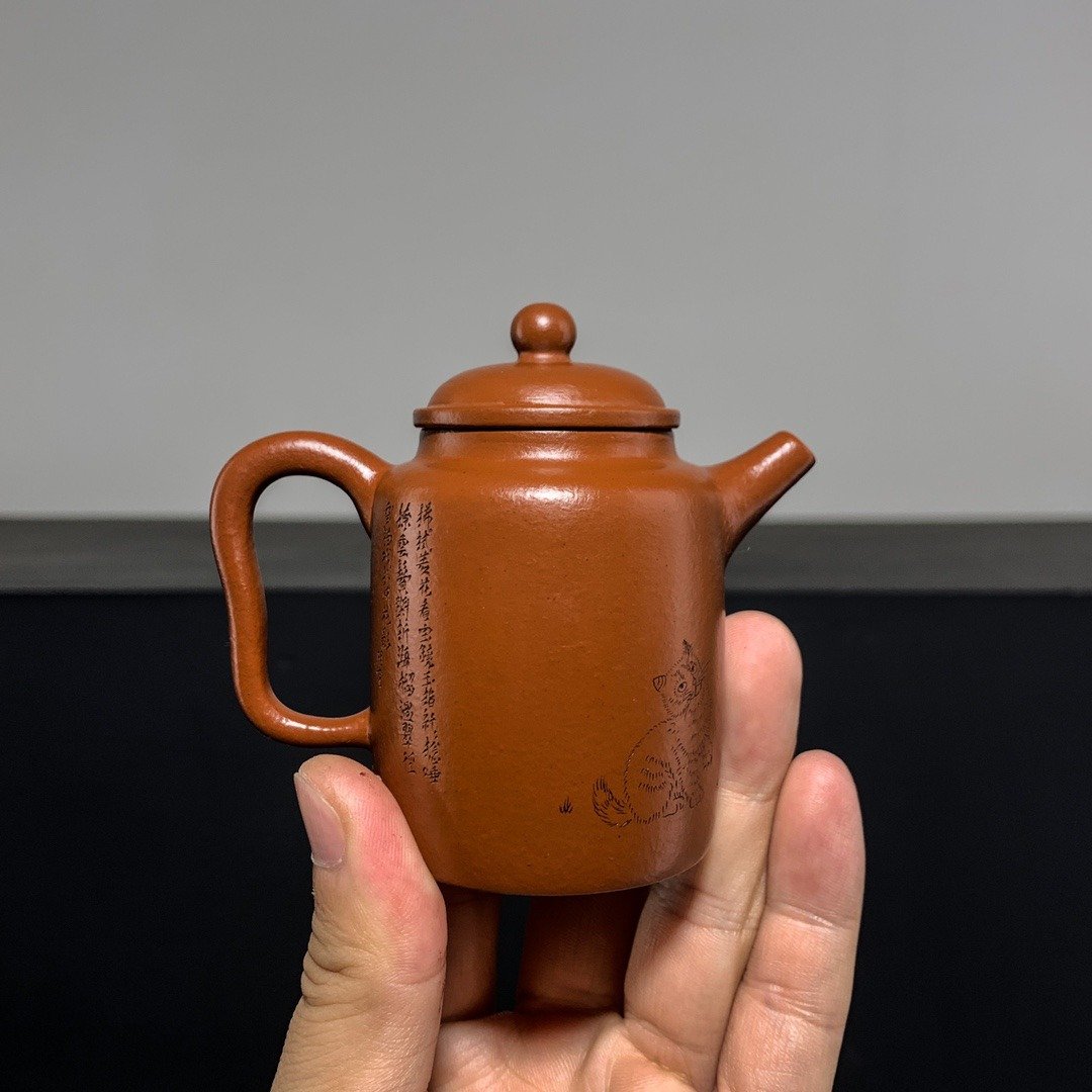 小汲直  朱泥 刻猫  100cc 泥料纯正细腻油润 刻字精巧别致有 - 茶具/茶杯 - 陶 灰色