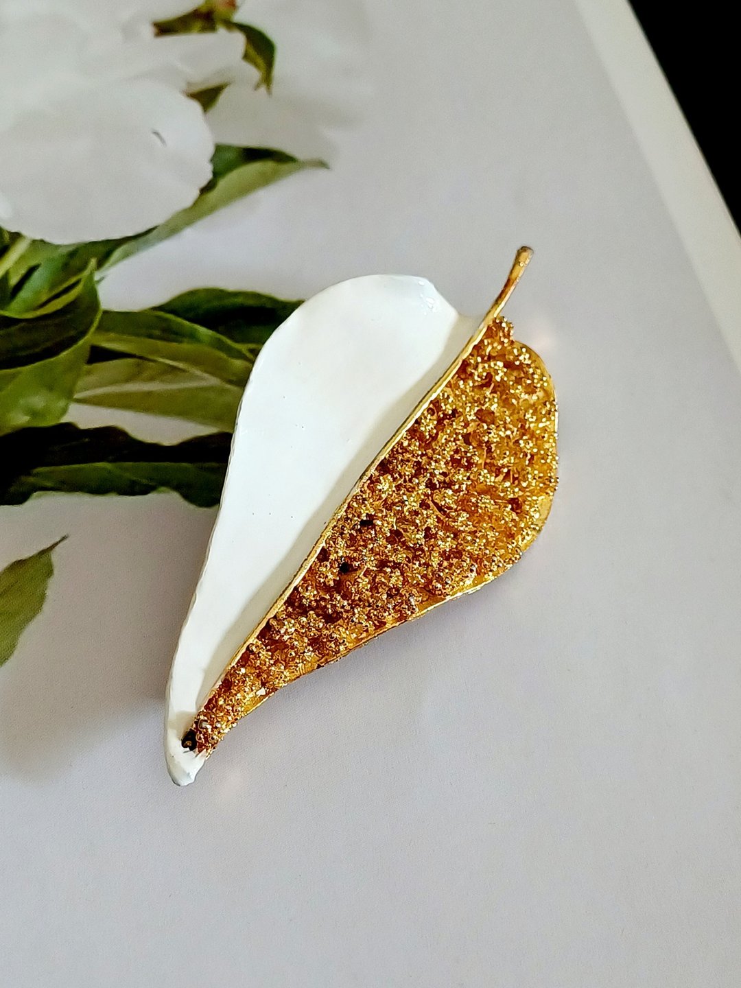 vintage jewelry古董 B.S.K 儽丝白珐琅金叶别针 - 胸针 - 其他金属 