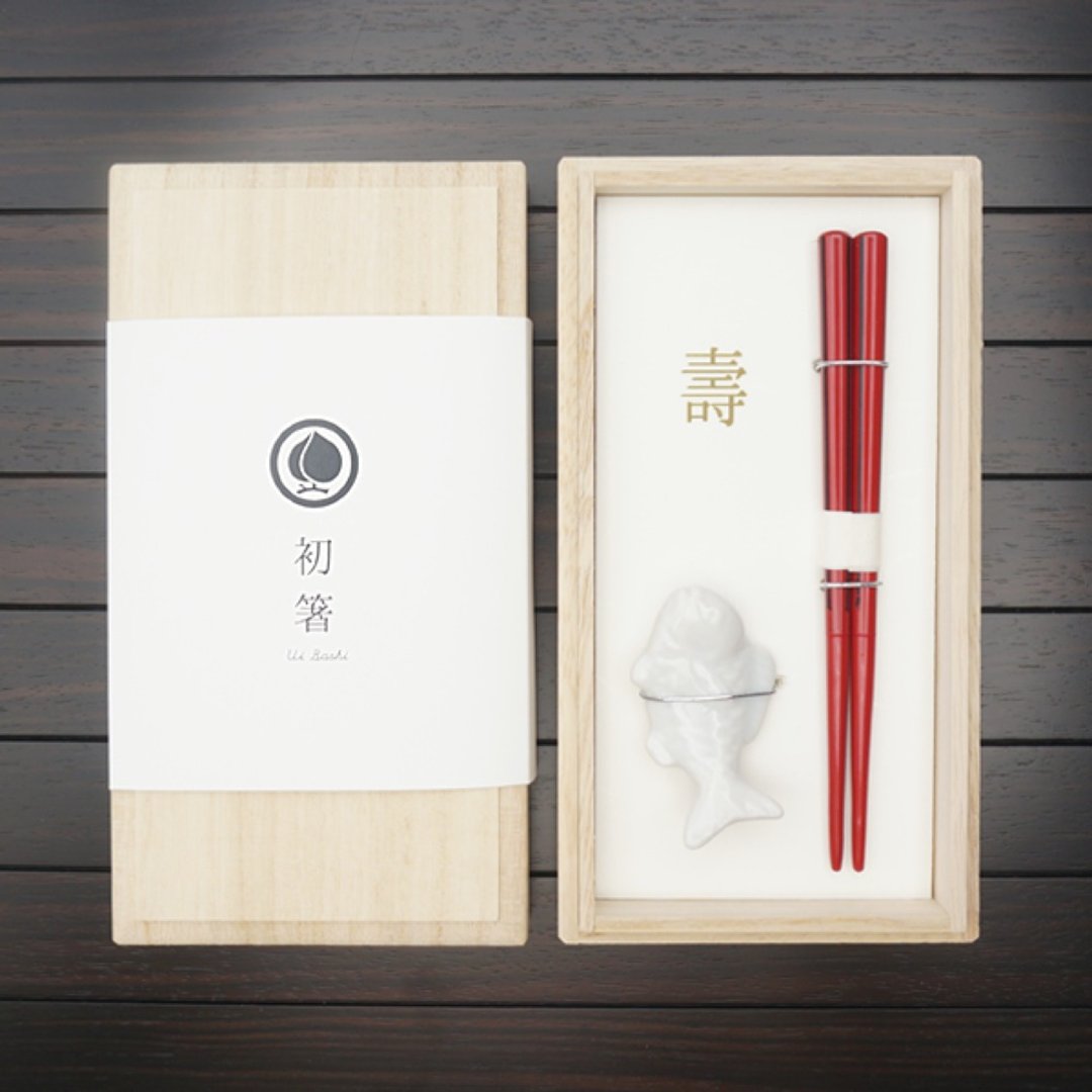 Hyosaemon Wakasa-nuri 第一根筷子，红色 一套在泡桐木盒中的礼物套装，包括 1 双筷子和 1 个筷子，这是宝宝出生后放入嘴里的第一根筷子。 - 筷子/筷架 - 木头 